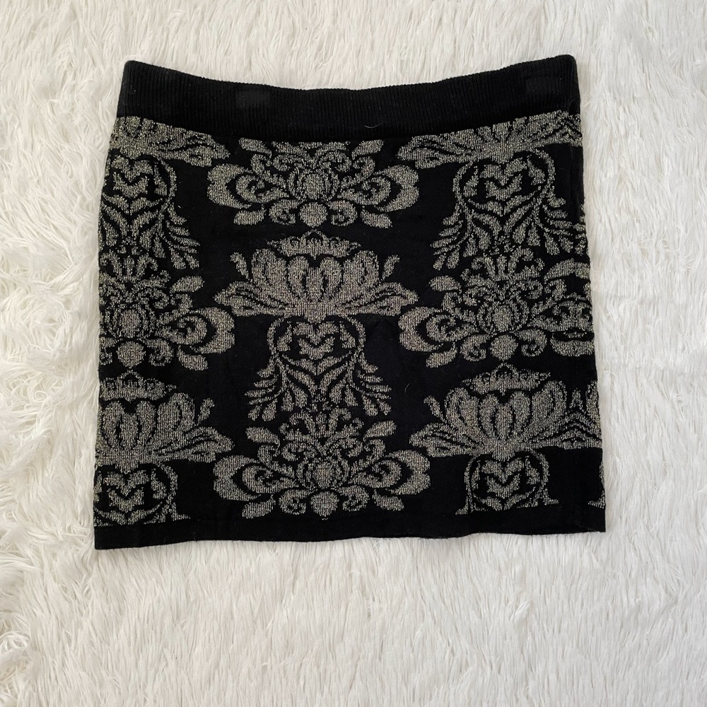 Black stretchy skirt with gold pattern